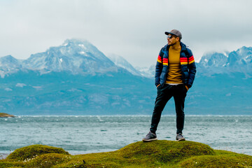 Modelo masculino hombre en lago y montañas 