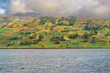 Lago montañas cielo y nubes