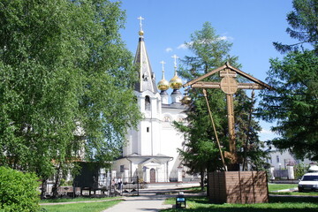 View of the memorial cross and the Gorodetsky diocese in the Gorodetsky Feodorovsky Monastery