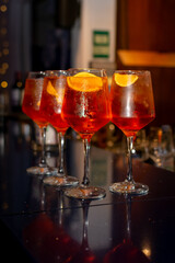 Copas servidas con licor o bebida alcohólica adornada con naranjas. Fiestas y celebraciones.