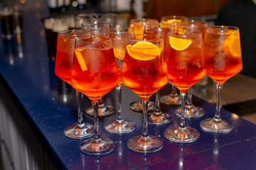 Copas de cóctel spritz aperol decorado con naranjas en la barra de bar. Bebida alcohólica para fiestas.