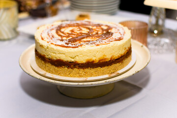 Pastel de avellanas, nueces y almendras con dulce de leche y chocolate