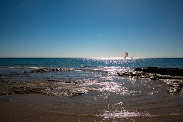 Panorámica de la playa rocosa del pequeño pueblo de Calpe en la Costa Blanca de España con el...