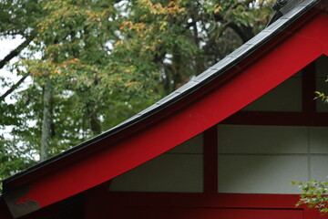 木々に囲まれた山奥にひっそりと建つ弁財天の社殿