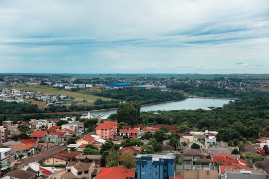 Vista a&eacute;rea do Lago Municipal de Cascavel ao Fundo