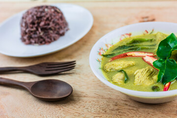 Green curry is a Thai dish consisting of meat, fish, chicken, pork and vegetables, seasoned with coconut milk, eggplant, sugar, fish sauce, kaffir lime leaves and basil leaves.