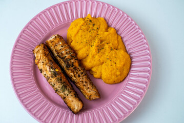 Lomos de salmon escandinavo con pure de calabaza y zanahoria