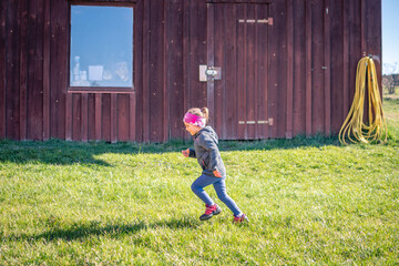 Kind rennt draußen auf der Wiese