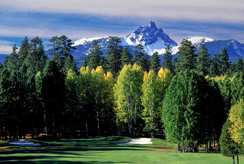 Fototapeta na wymiar Big meadow golf course and three fingered Jack mountain, near Sisters Oregon
