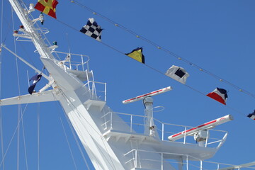 青空に映える大型客船の信号旗