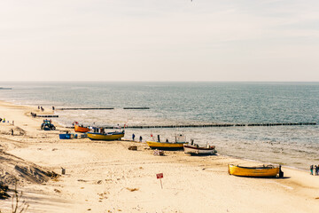 Kutry rybackie na plaży w Rewalu w województwie Zachodniopomorskim.
