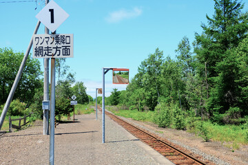 森林に囲まれたホームと線路 釧網本線磯分内駅