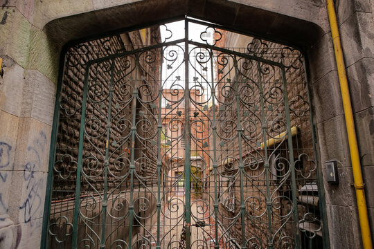 Portao historico de ferro fundido verde em um predio historico na cidade