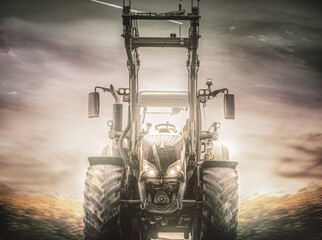Traktor fährt auf Straße  © thebigticket20