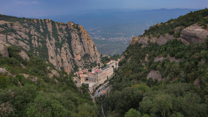 Fototapeta na wymiar Montserrat to ponad tysiącletnia historia związana z figurką Czarnej Madonny, patronki Katalonii. Znajdujący się tam benedyktyński klasztor jest symbolem tożsamości narodowej Katalończyków. Warto zwie