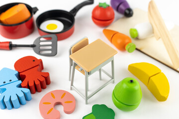 玩具の料理道具・食べ物と勉強机。料理を勉強するイメージ