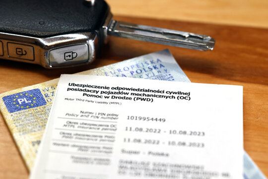 Ubezpieczenie obowiązkowe  samochodu osobowego w polsce z widocznymi badaniami okresowymi. 