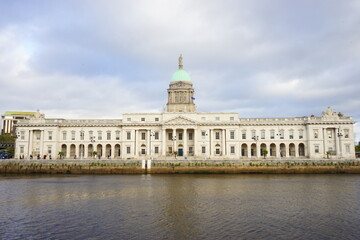 Fototapeta premium The Custom House and City View of Dublin City in Ireland