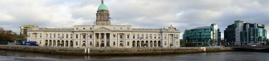 Fototapeta na wymiar The Custom House and City View of Dublin City in Ireland