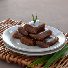 Jenang Ketan Dodol Wijen, Made from glutinous rice flour, coconut milk, brown sugar and pandan leaves, then add sesame seeds. Typical Banyumas snack have a sweet taste, popular with name Jenang Jaket.
