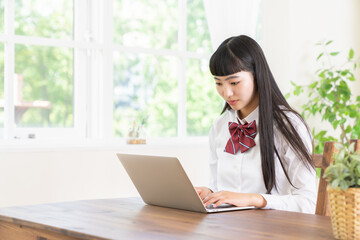 女子学生　制服　パソコン