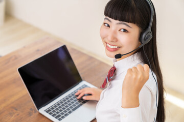 パソコンで勉強する女の子　制服　通信学習