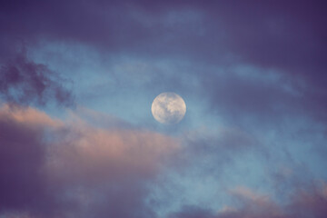 Fototapeta na wymiar Lua cheia entre Nuvens.