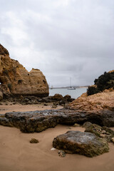 Strand in Portugal mit Klippen