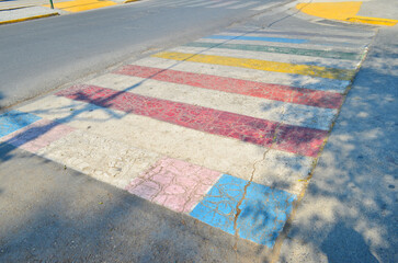 Senda peatonal de muchos colores en la calle con concepto LGBT. Cruce de cebra arcoíris o paso peatonal 