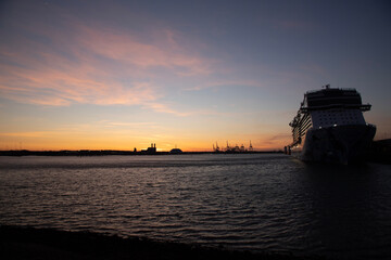 Obraz premium Sunset on the river