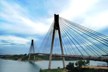 Fototapeta na wymiar bridge over the river in the city