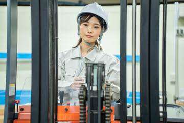 フォークリフトで仕事をする日本人女性