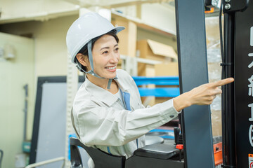 フォークリフトで仕事をする日本人女性