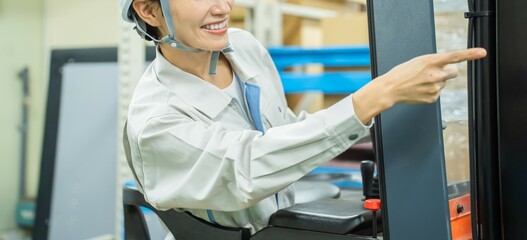 フォークリフトで仕事をする日本人女性