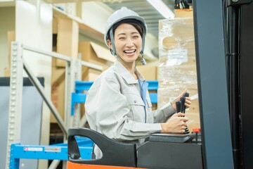 フォークリフトで仕事をする日本人女性