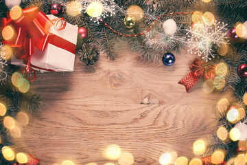 Obraz na płótnie Canvas Christmas wreath and gift on wooden background