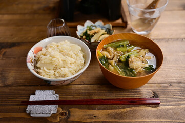 カブとシラスの炊き込みご飯のある食卓