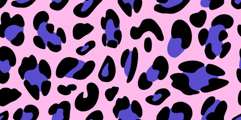 Fototapeta premium Leopard texture on a pink background. Animalistic seamless pattern. Vector hand-drawn illustration. 