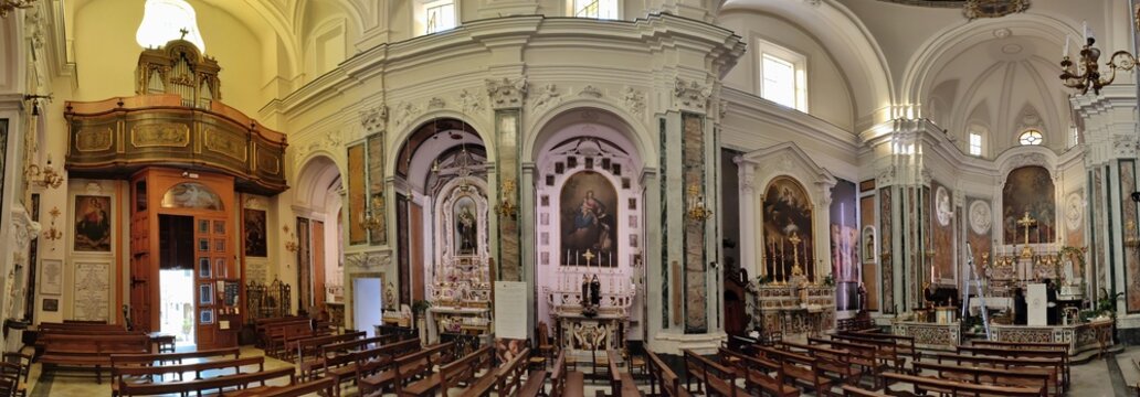 Ischia - Panoramica della navata della Chiesa  dello Spirito Santo