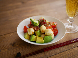 アボカドとトマト、モッツァレラチーズの洋風和物