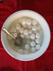 mozzarelle di bufala in un vassoio