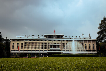 Obraz premium Independence palace at Saigon with water fountain. Also known as Reunification Convention Hall