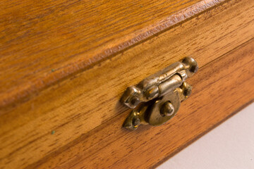 Caja de madera con broche