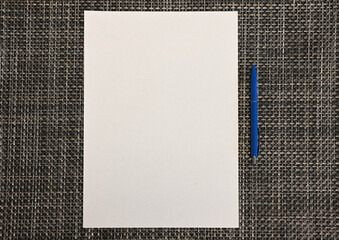 leeres blatt papier mirt dem stift