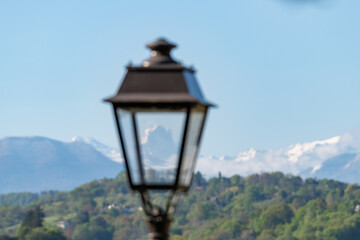 Fototapeta na wymiar L'Ossau au travers d'un lampadaire, Pau, Boulevard des Pyrénées, Béarn, France