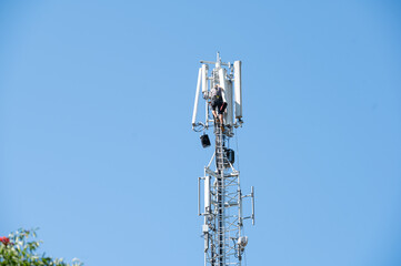 Servicearbeiten an einer Telekomantenne