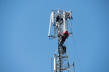 Servicearbeiten an einer Telekomantenne