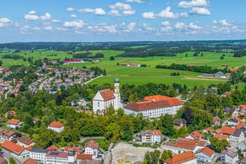 Das Schloss von Marktoberdorf und die Kirche St. Martin im Luftbild