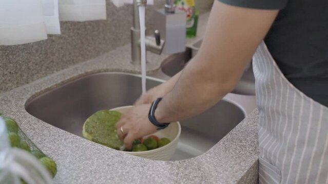 lavando vegetales grifo agua verduras