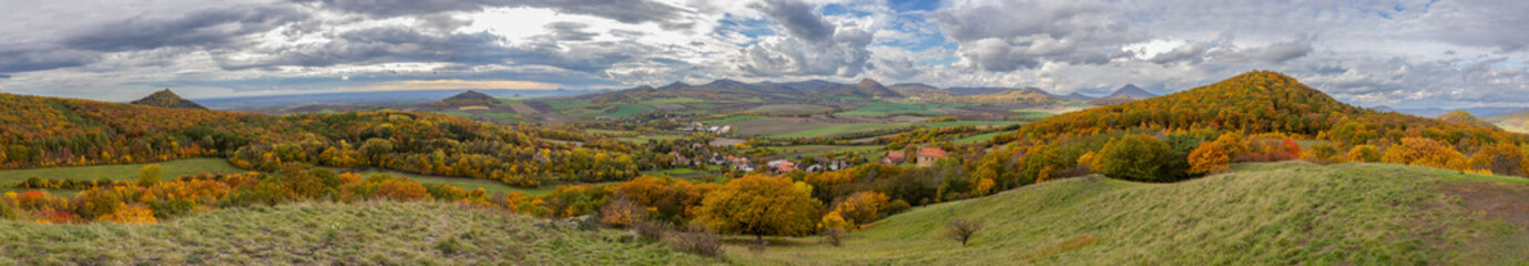 Obraz premium Autumn agricultural landscape in the Czech Central Highlands, under old extinct volcanoes